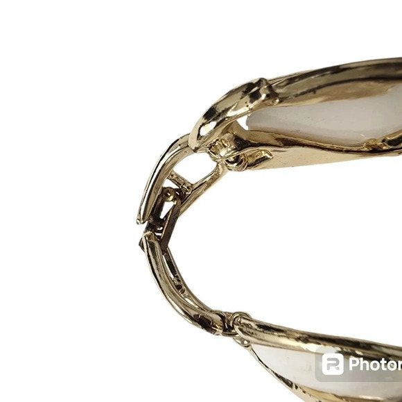 Vintage White Milk Glass Links Bangle Bracelet Gold Tone Fold Over Clasp - Picture 5 of 6